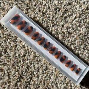 TORTOISE SHELL - ROUND - 
Reusable Pop-On Manicures by Static Nails